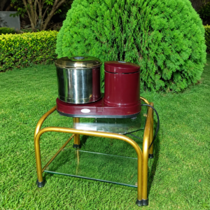 broyeur maroon sur table de jardin