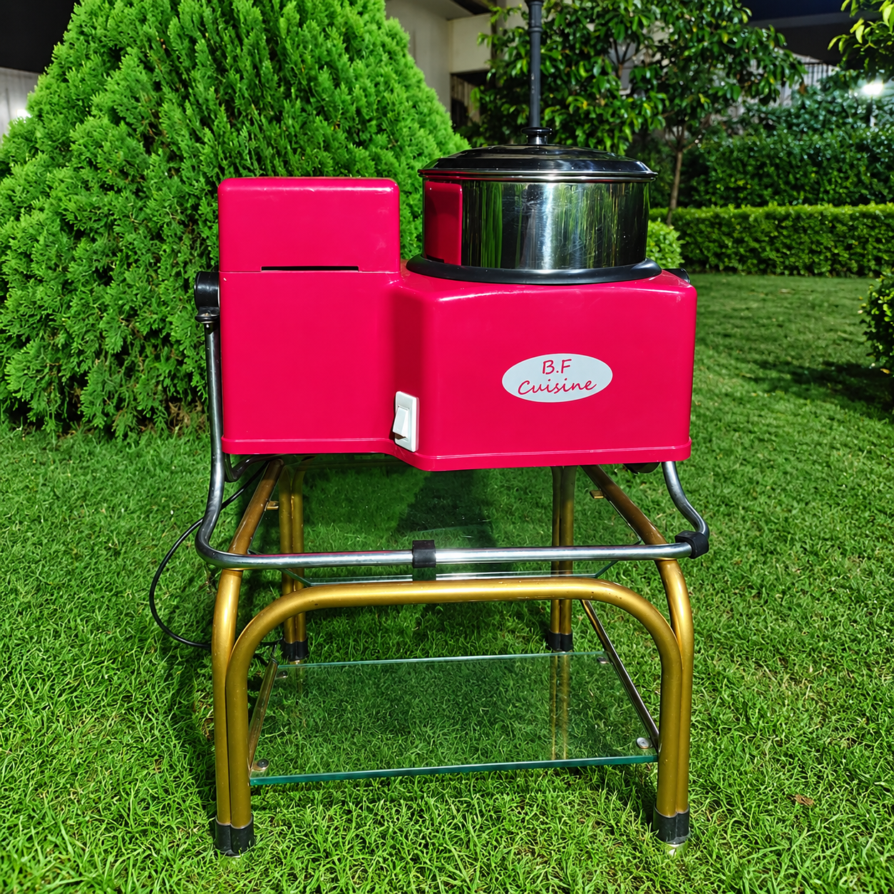 robot de cuisine rose au jardin nocturne